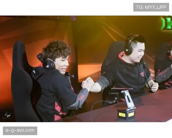 Osimhen训练中展现惊人技巧，状态回暖全力备战新赛季