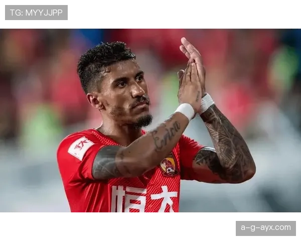 保利尼奥在球队中的表现稳健，展现出强大的领袖风范与技术实力