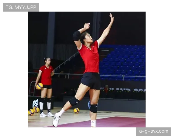 龚翔宇训练完顺手拎了杯奶茶，这自律和放纵的平衡感谁懂啊